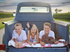 Picture of 3 kids in the back of car | Family & Children Photographer North Utica, IL | Family Portrait Photography